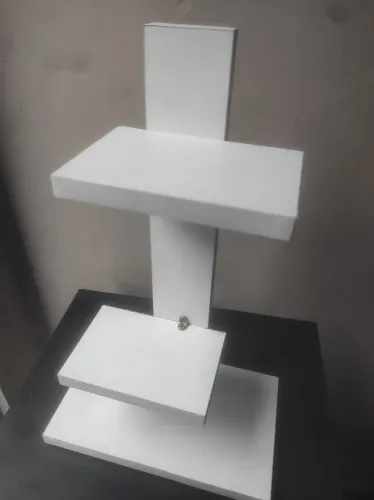 Estante para pequenos vasos decorativos etc..