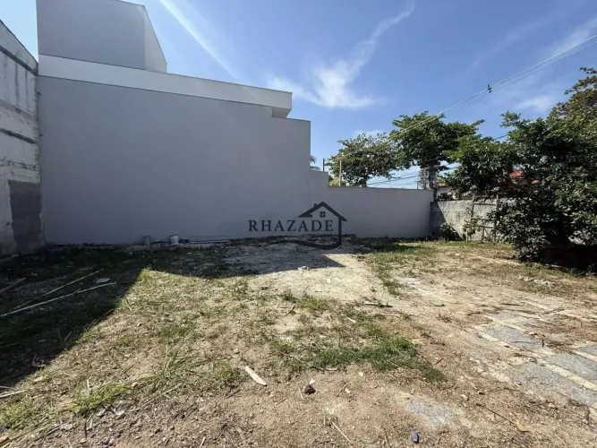 Excelente terreno plano murado em Camboinhas, Niterói. A 550 metros da praia.