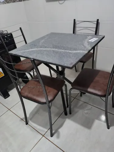 MESA QUADRADA TAMPO DE MÁRMORE