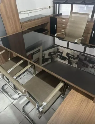 Mesa Auxiliar De Escritório Maranello c/ Gaveteiro E Porta Lacrada na Caixa