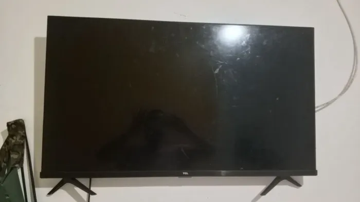 Vendo televisão 40 polegadas tcl semi/nova . Tudo funcionando.