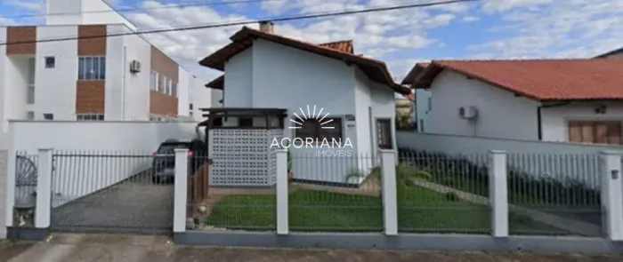 Casa à Venda no Carianos com Suíte, Mezanino com Lareira e Energia Solar
