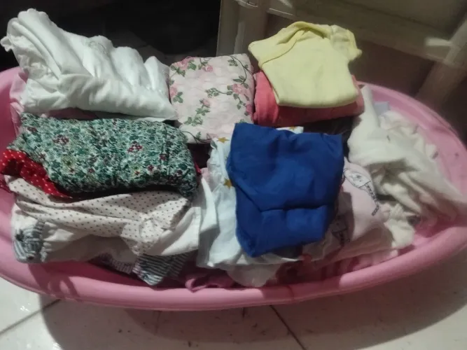 Vende-se potinho de roupa de menina