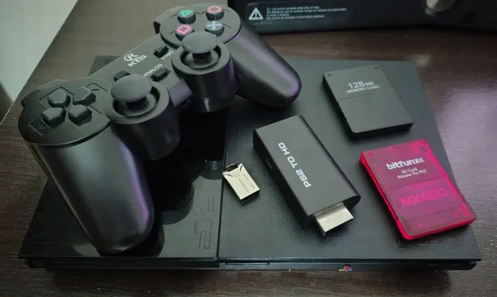 Playstation 2 desbloqueado sem leitor + controles e acessórios.