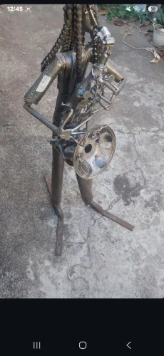 ESTÁTUAS FEITAS DE MATERIAL RECICLADO