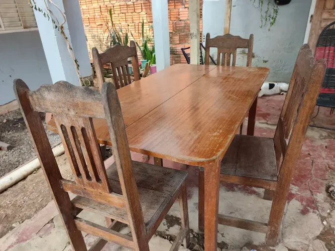 Vende-se essa mesa de 4 cadeiras