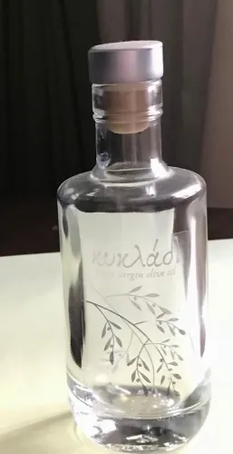 Vidro vazio de azeite da empresa grega Kykladi - Olive Oils - Chalki-Naxos-Grécia