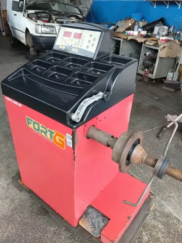 Máquina de balanceamento automotivo (OBS: precisa a placa de programação dela,