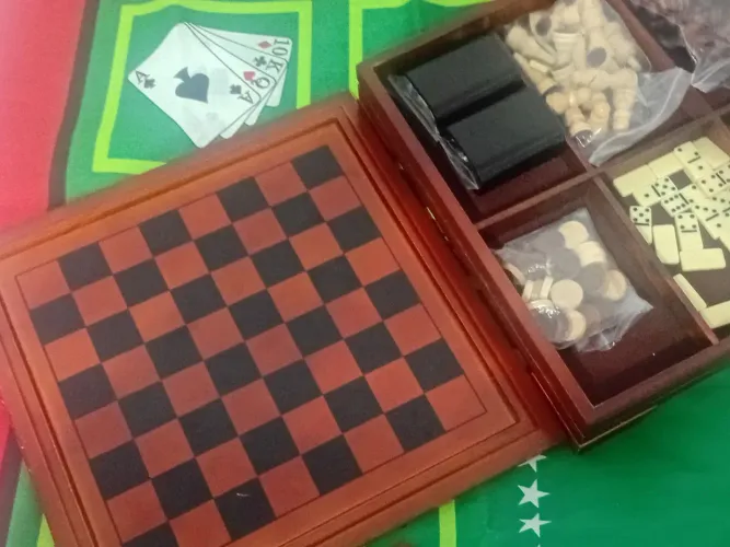 VENDO JOGO TABULEIRO CAIXA MADEIRA