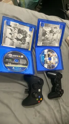 Jogos ps4 e 2 controles leia descrição 