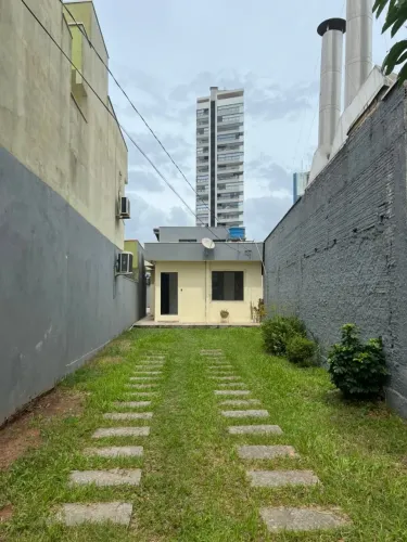 Linda casa com terreno e piscina com boa área aberta.