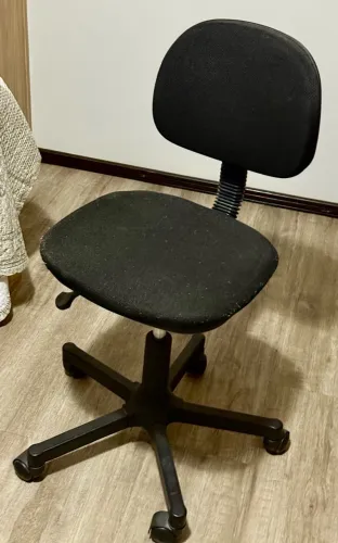 Cadeira de Escritório Giratória Preta - Com Regulagem de Altura - Seminova