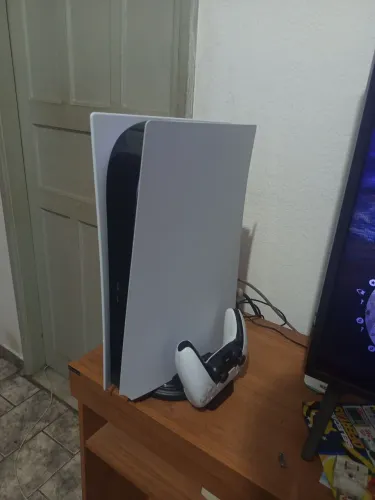 PS5 DIGITAL COM 1 CONTROLE + BASE DE CARREGAMENTO