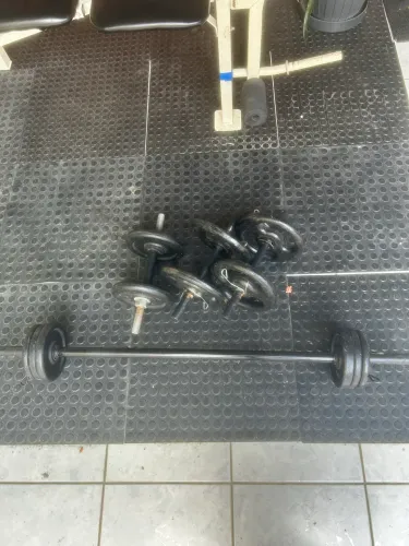 Halteres + Barra Bicipes + Anilhas 