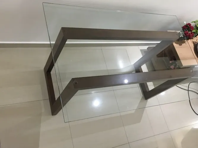 Mesa com tampo de vidro