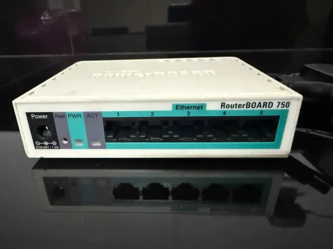 Router mikrotik routerboard 750