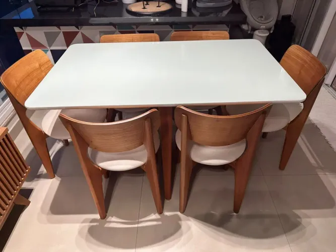 Conjunto de jantar de alto padrão ? mesa com 6 cadeiras