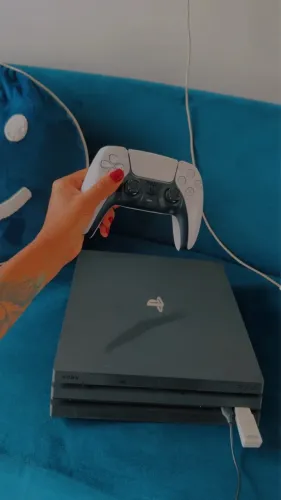 Vendo PS4 Pro completo e muito bem conservado! 