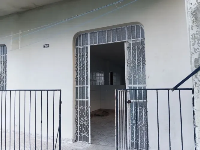 Alugo casa 2 quarto sala cozinha e banheiro socila