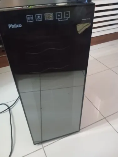 Vendo adega climatizada 12 garrafas marca Philco, Com defeito na placa de temperatura 