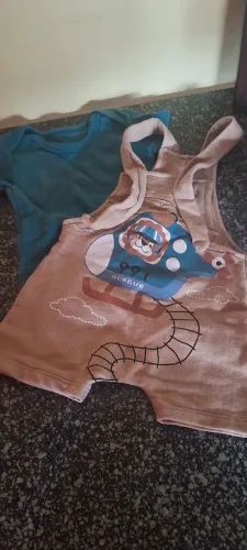 Lote de roupas e calçados para bebê