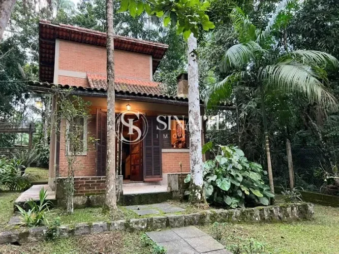 Venha se encantar com esse charmoso e aconchegante chalé, localizado em meio a natureza!