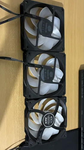Ventoinhas RBG e 1 ARGB, sentido normal de ar
