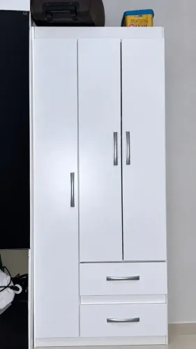 Guarda-roupa três portas pequeno