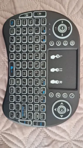 Teclado Bluetooth com iluminação variada
