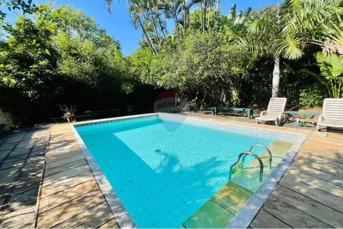 Casa em Charitas com 374m2, piscina e valor de m2 raramente visto na Região.