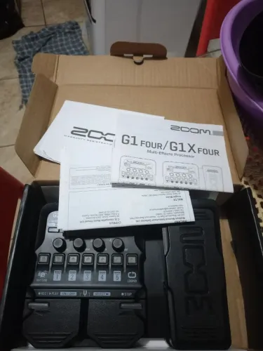 Pedaleira zoom g1xfour completa com caixa e tags.
