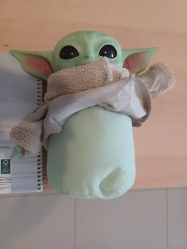 Baby Yoda Grogu Star Wars Interativo - Fecha os Olhos e Levanta o Braço