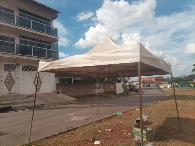 Tenda 2 por 2 bem conservada seminova