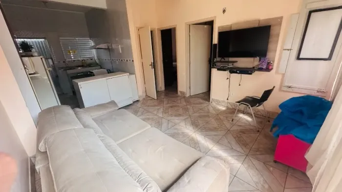 Aluga-se CASA mobiliada 2Q. na Av. Calama