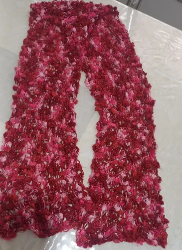 Um encarpe  vermelho  e branco  feito à mão   20cm largura  e 145 de comprimento   novo