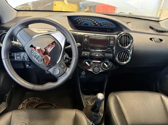 Toyota Etios para desmonte! SR Peças usadas!