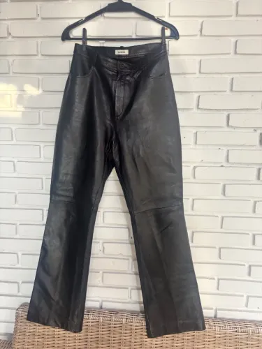 Calça de couro verdadeiro da marca de luxo SANDRO, comprada na própria loja em Paris