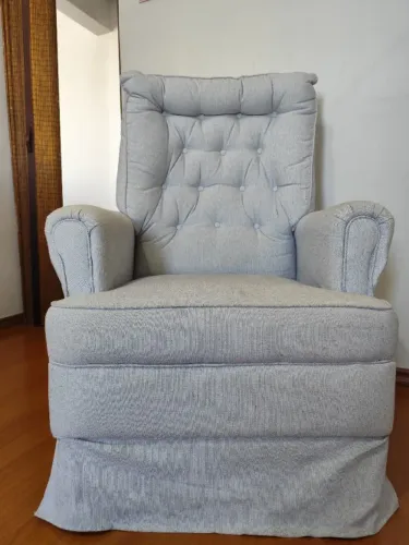 Poltrona de Amamentação com balanço e Puff - Marca Allegrini