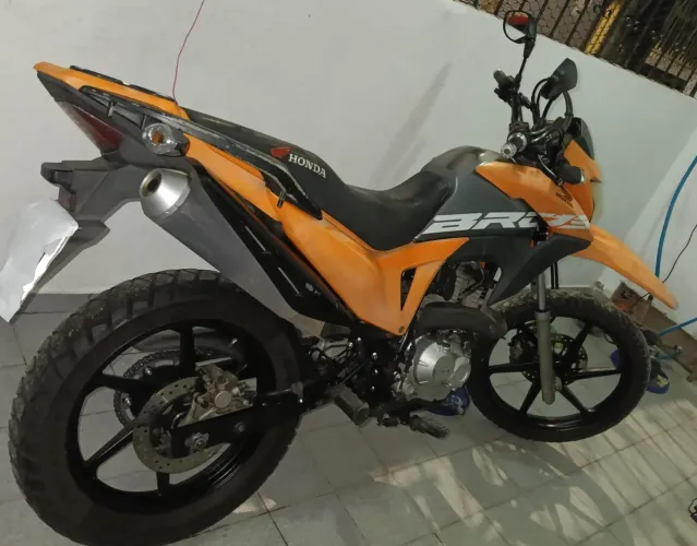 VENDE-SE MOTO BROS ANO 2018 MODELO 2019 ESDD NA COR LARANJA