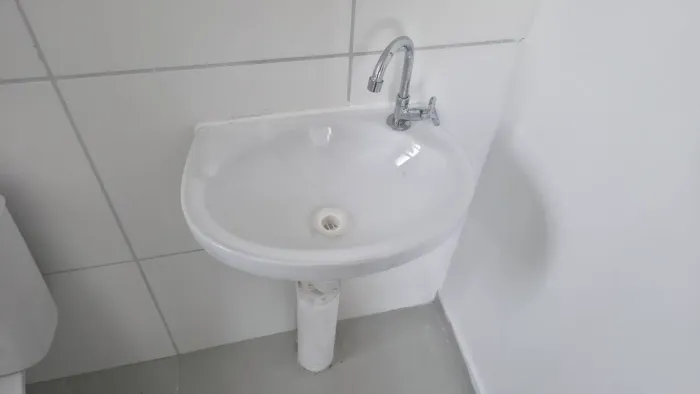 Pia de lavabo com torneira
