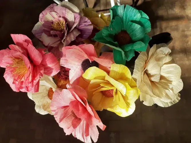 Buquê com 10 flores confeccionadas com palha de cores variadas