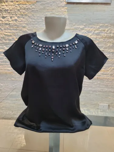 Blusa feminina preta com pedrarias