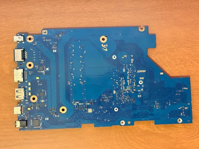 Placa-mãe para notebook.<br>Memória compatível: DDR4 (2 slots).