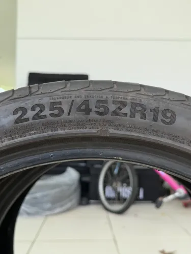VENDO 2 PNEUS RUNFLAT EM USO