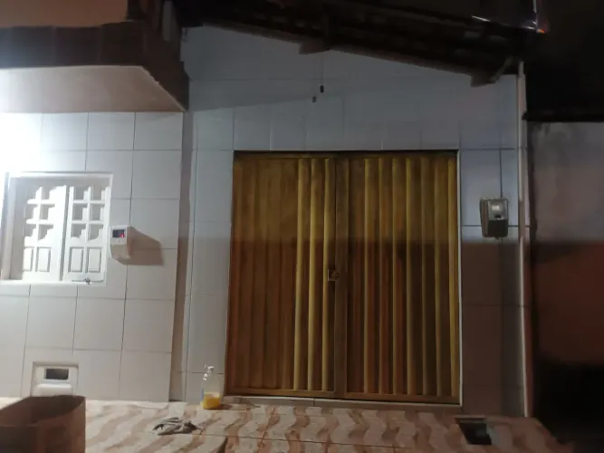 Aluga - se casa no começo da Santa Lúcia , bem localizado.