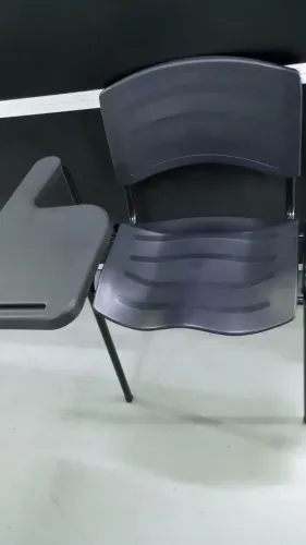 Cadeira De Plástico Modelo Universitária Com Prancheta Fixa