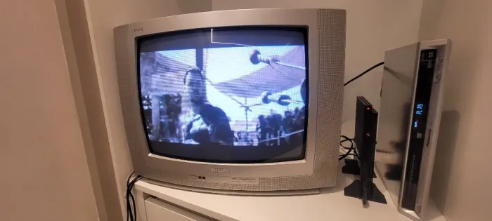 TV Philips 20? CRT + DVD Panasonic + Filmes