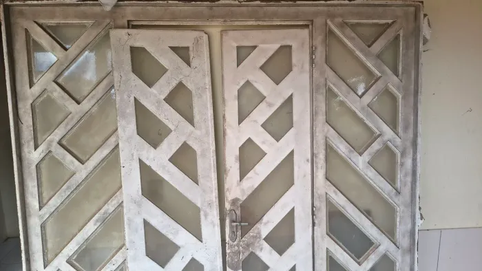 Porta de ferro de 2 metro de largura por e210 de altura interessado chama no ZAP 699938943