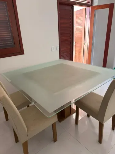 Tampo de vidro 150 x 150 + mesa e três cadeiras