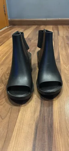  sandália/ankle boot Melissa Elastic Dance na cor preta, um modelo de salto bloco